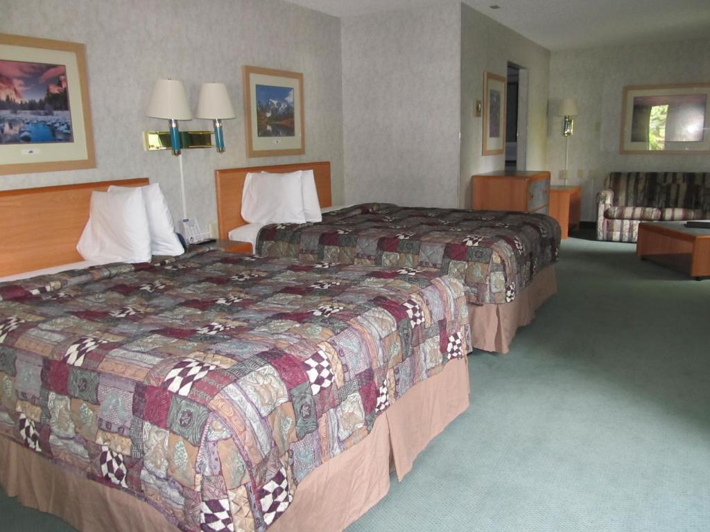 Queen Room with Two Queen Beds - Non-Smoking